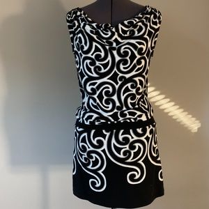 Fitted sleeveless dress with swirl pattern